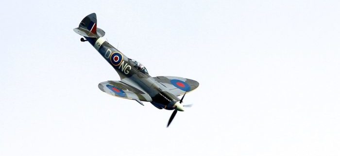 降下中のレシプロ戦闘機