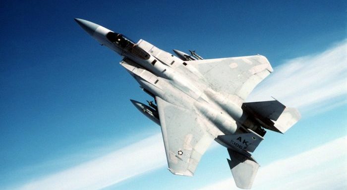 高度をとっている戦闘機の画像