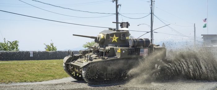 前線で突出している戦車の画像