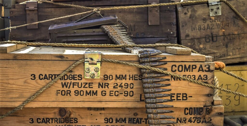 沢山の弾薬が弾薬箱の上に載っている画像